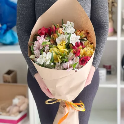 Buquê Astromélia no kraft